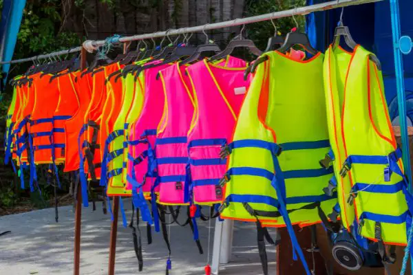 Snorkeling Vest vs Life Jacket: 4 Clear-Cut Differences